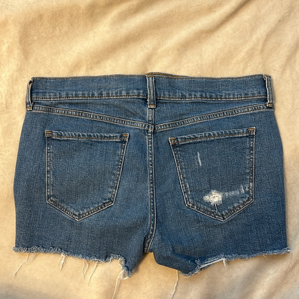 Old Navy Mid-Rise Ripped Cut-Off Boyfriend Jean Shorts ~ Size 10 - Picture 4 of 7